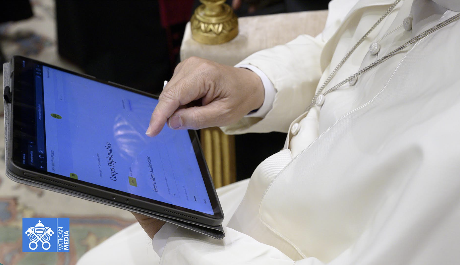 El Papa, con una tablet