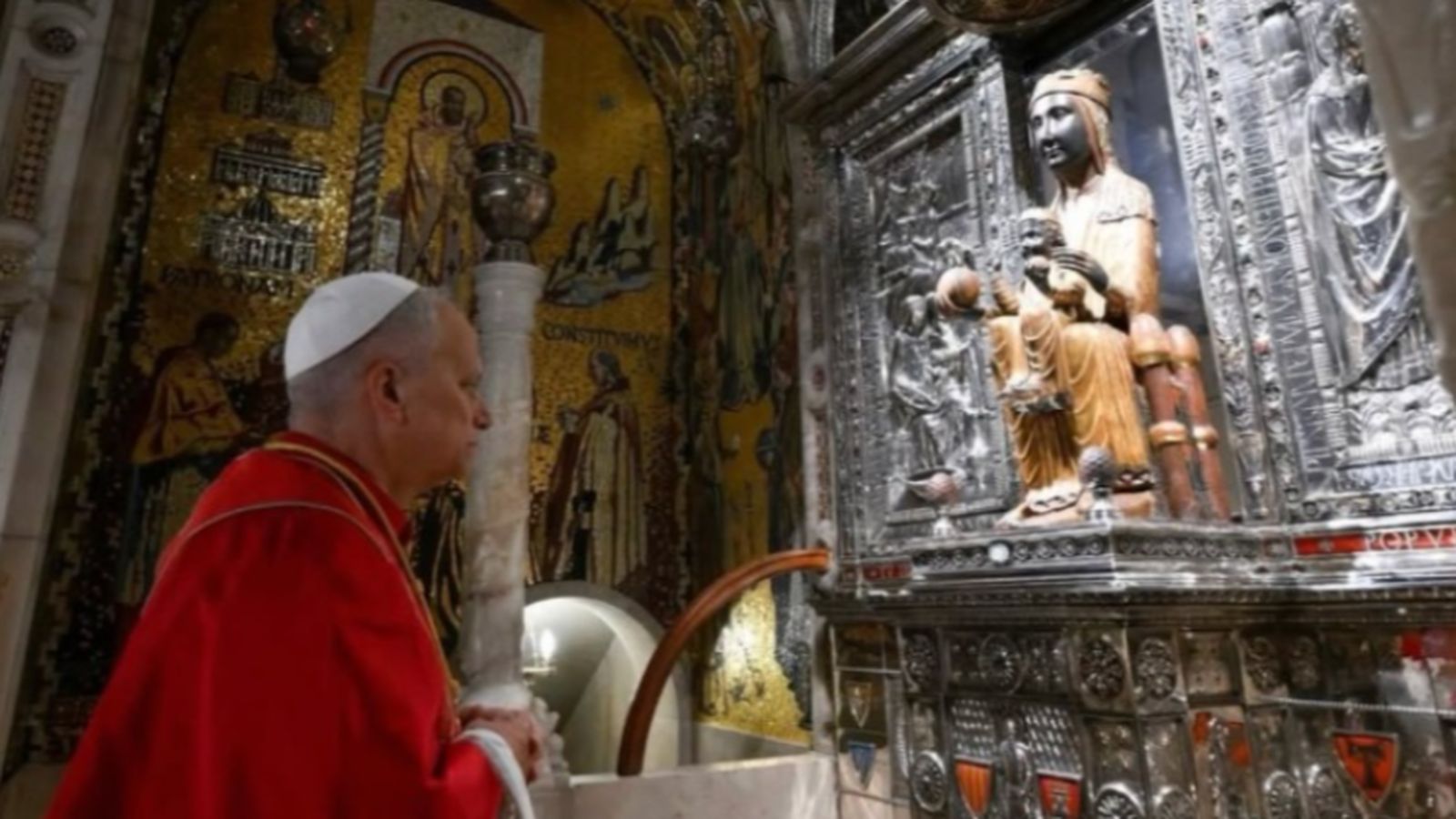 El papa León XIV ante el camarín de la Moreneta durante su visita a la abadía de Montserrat.