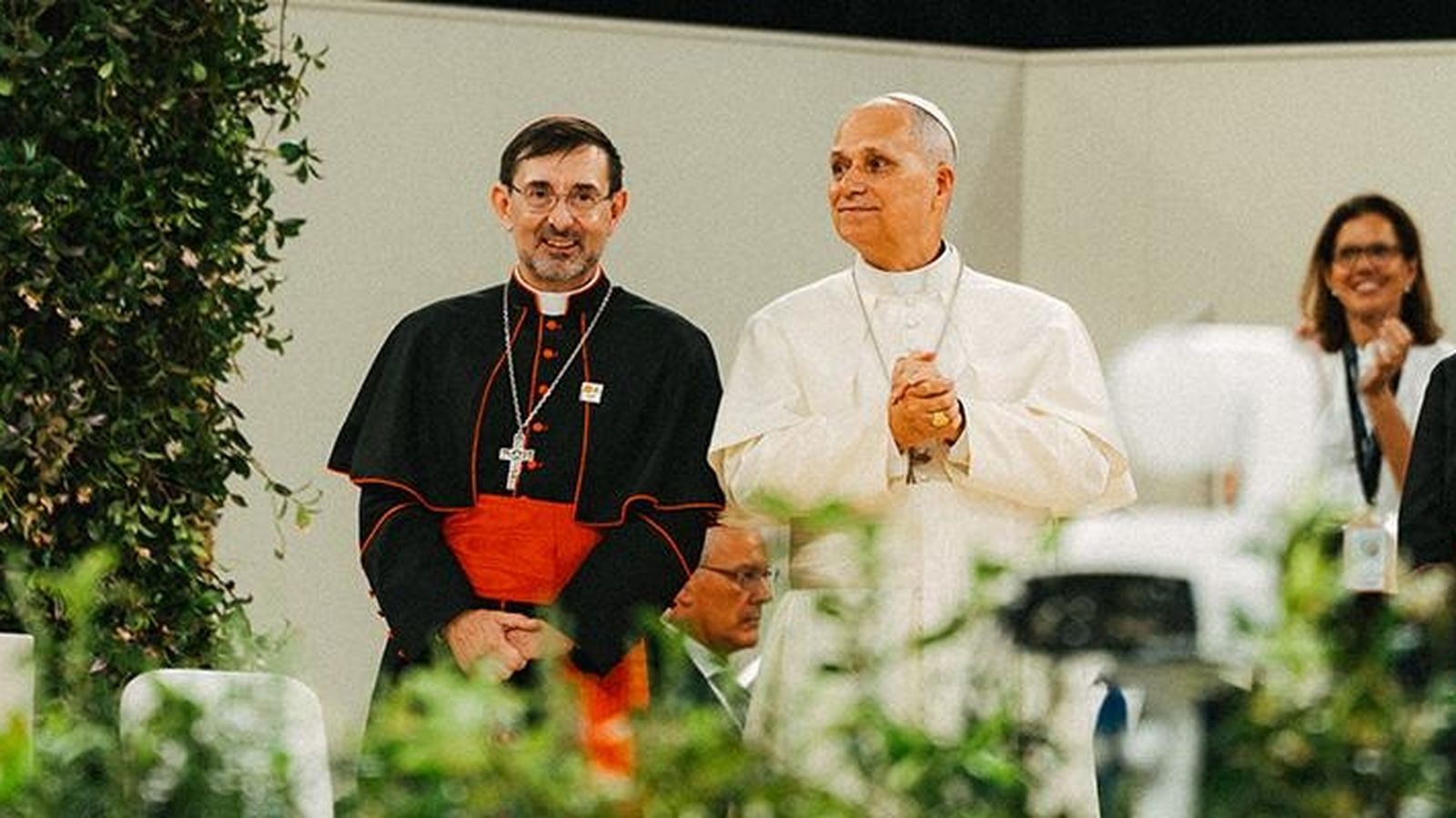 El cardenal José Cobo y León XIV durante el viaje del Papa a España