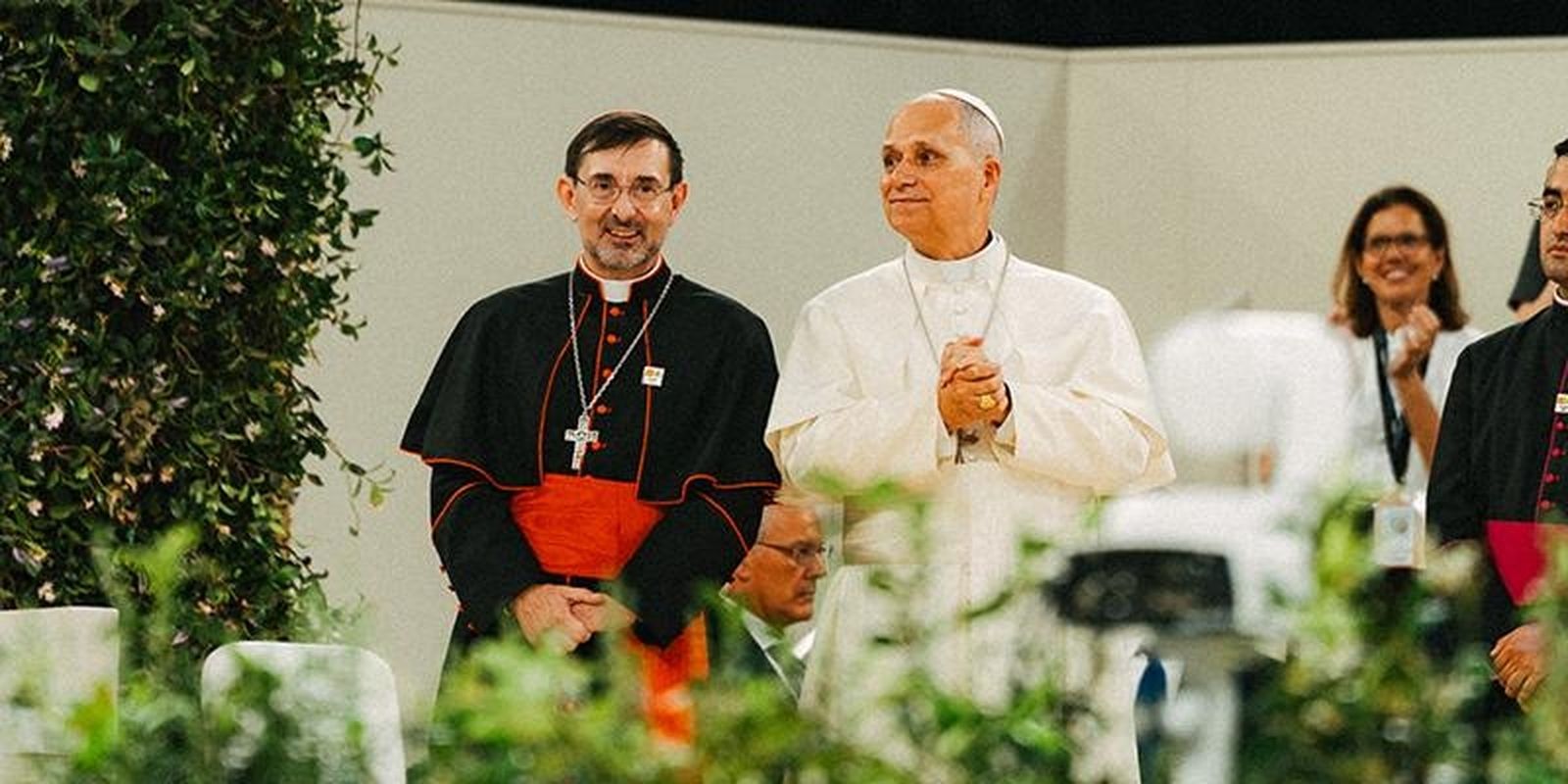 El cardenal José Cobo y León XIV durante el viaje del Papa a España