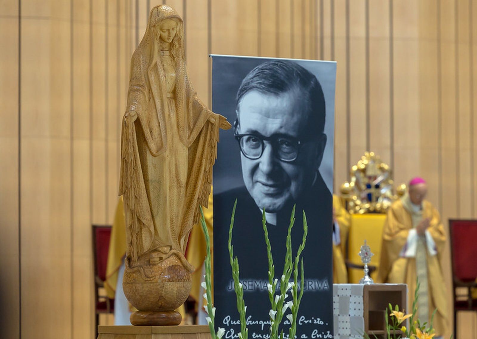 El prelado Fernado Ocáriz (al fondo),  durante una eucaristía / Foto: Opus Dei