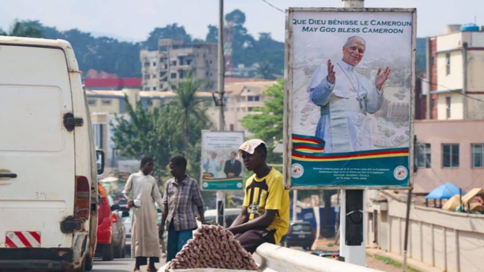 Carteles anunciando la visita del papa León XIV en las carreteras de Camerún.