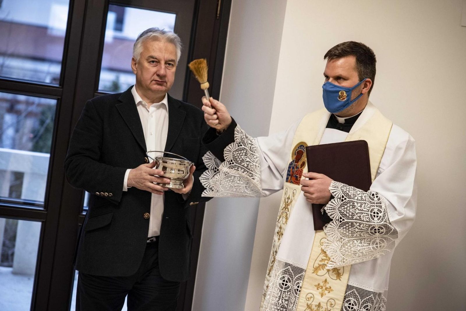 Gergö Bese, bendiciendo las instalaciones del partido de Orbán