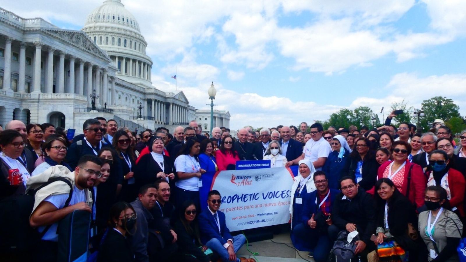 Participantes-de-Raíces-y-Alas-frente-al-Capitolio