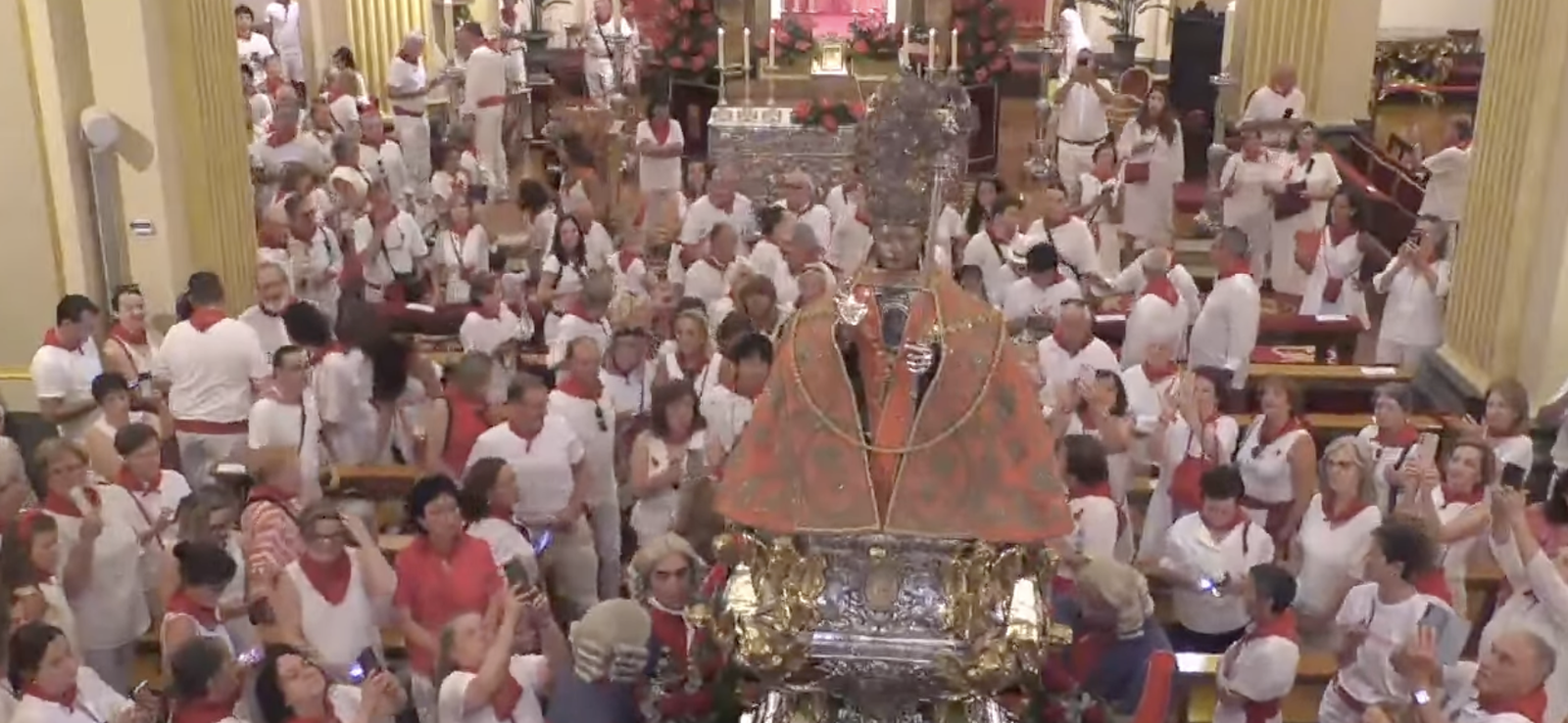 Salida de la talla de San Fermín