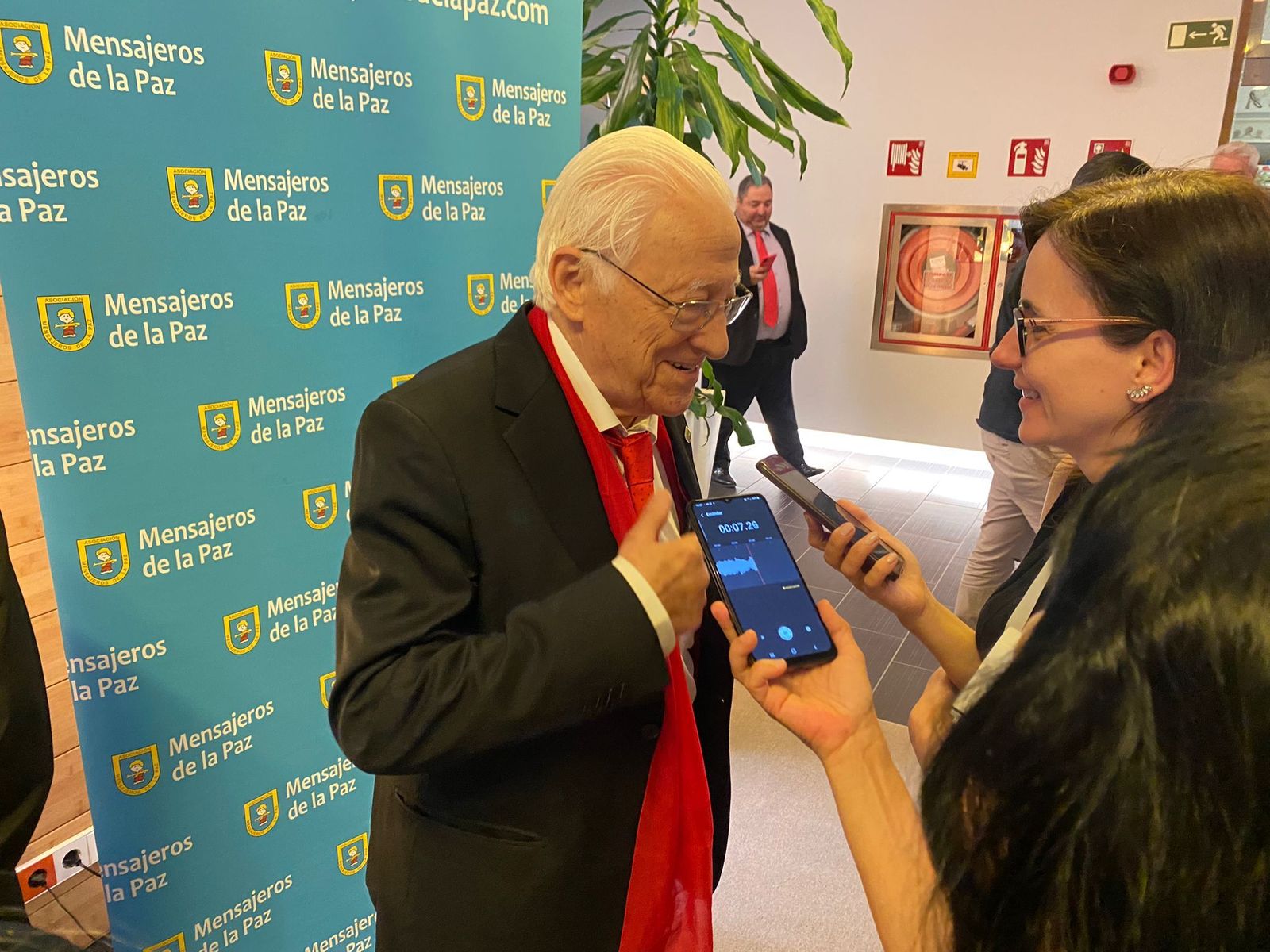 El padre Ángel, atendiendo a la prensa
