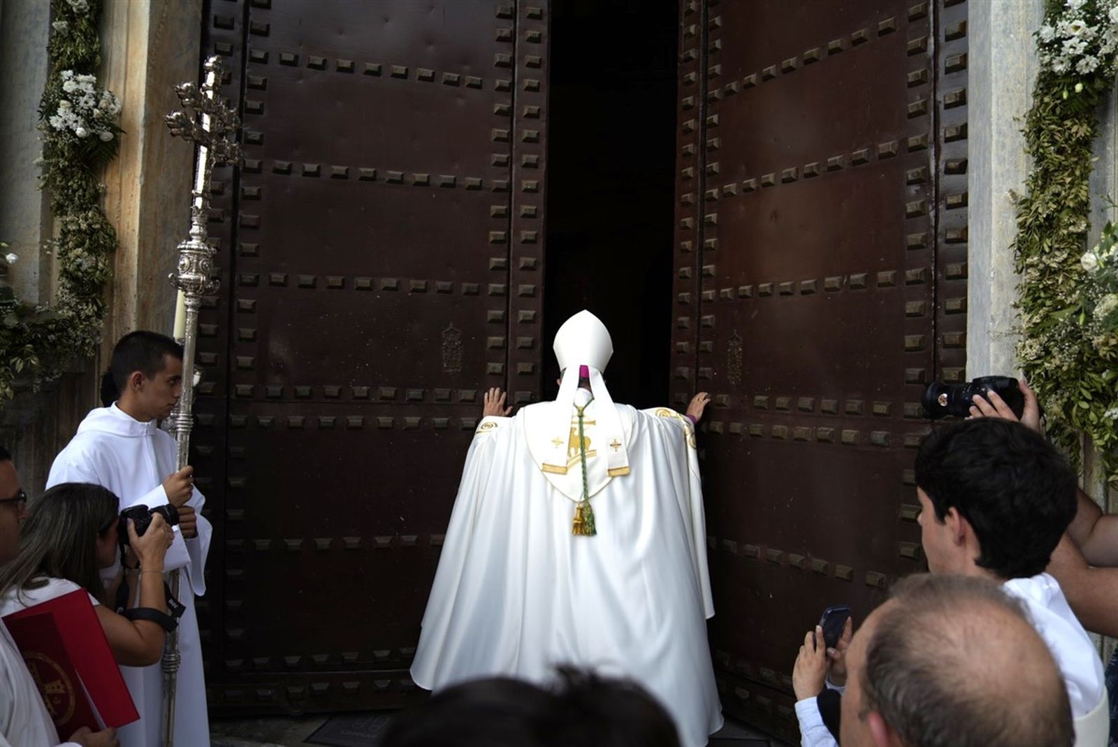 El arzobispo de Mérida-Badajoz abre la Puerta Santa de la catedral