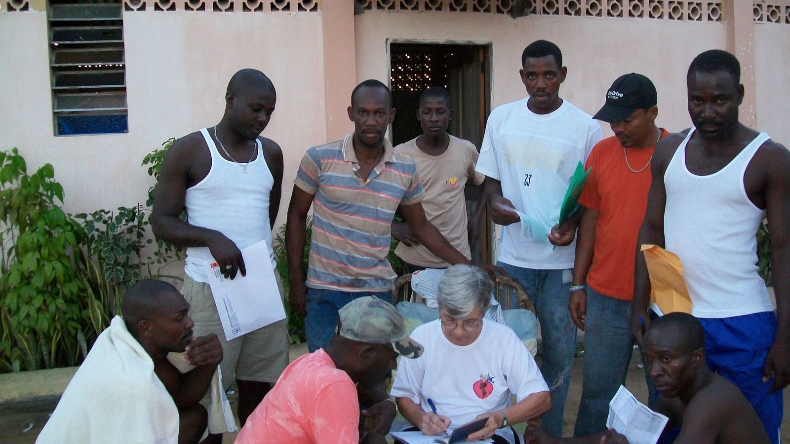 Santina Perin con migrantes haitianos
