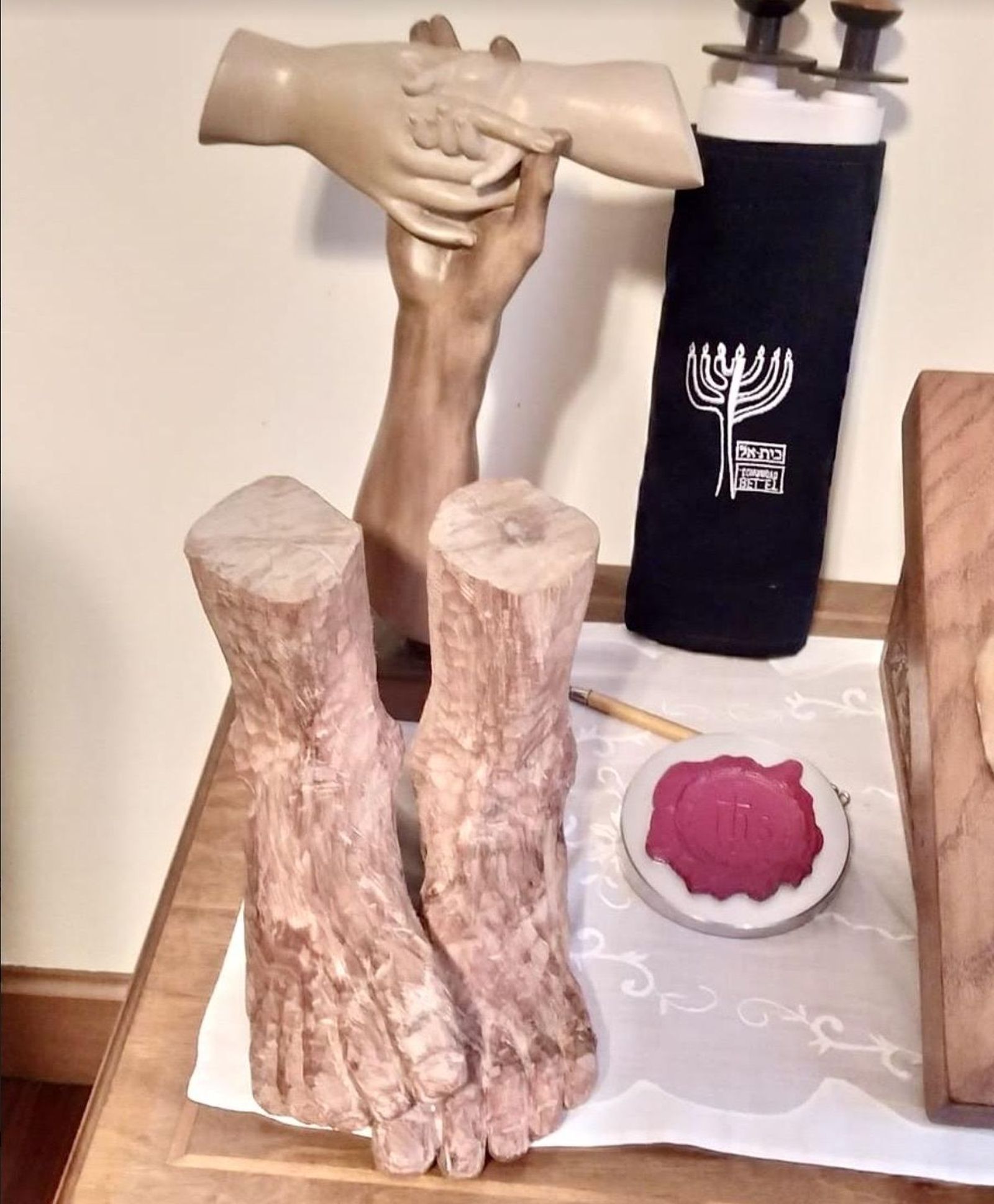 Escultura de los pies que besó el Papa