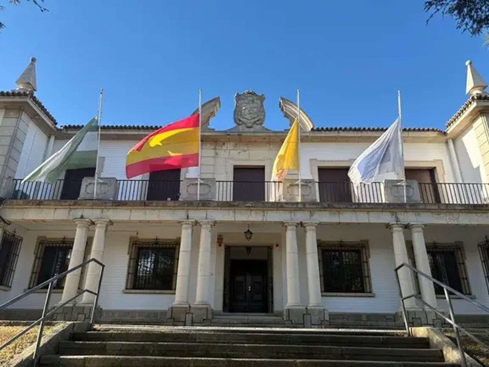 Banderas a media asta en el Obispado de Huelva