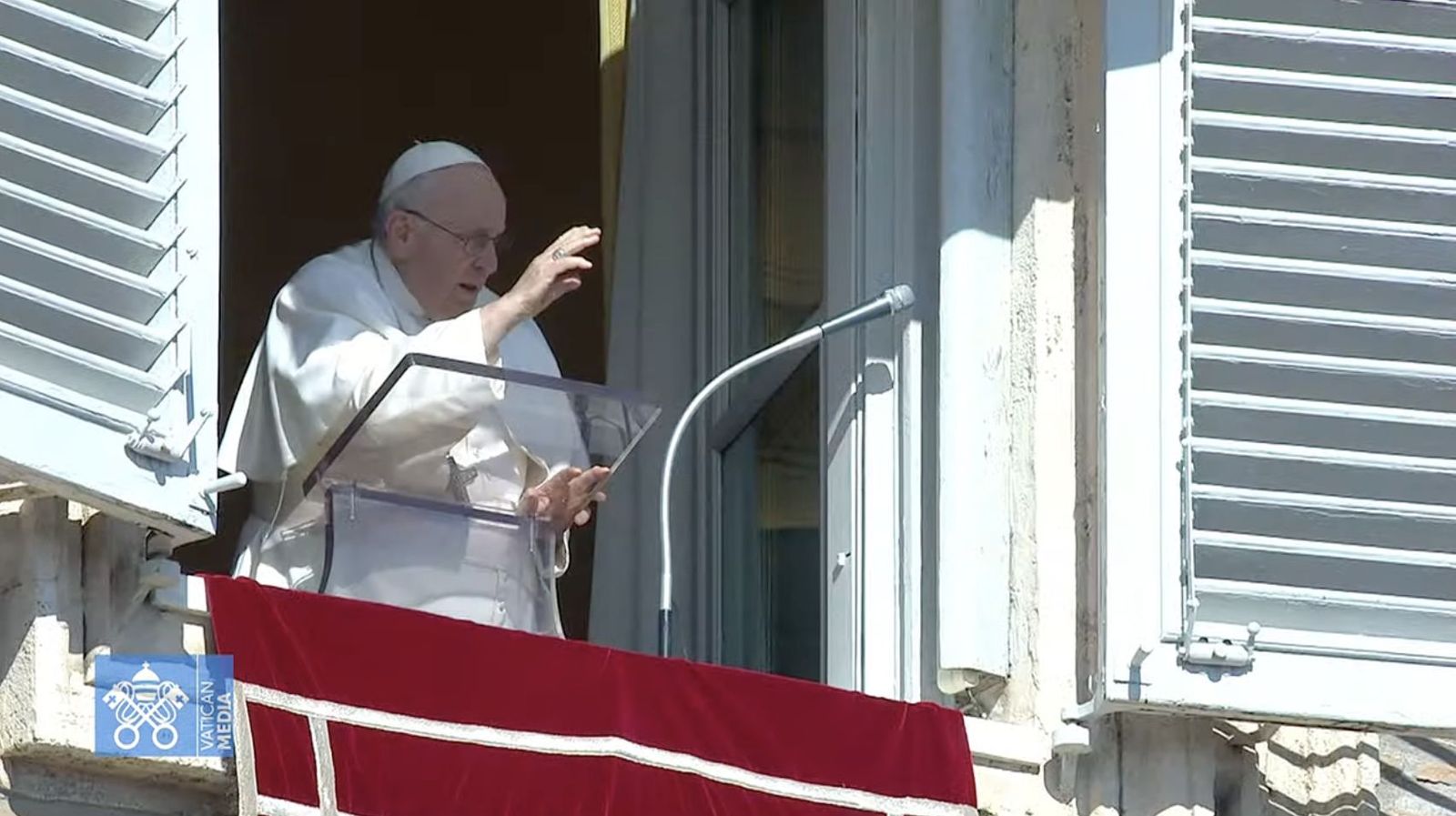 Francisco saluda a los peregrinos que asisten al ángelus