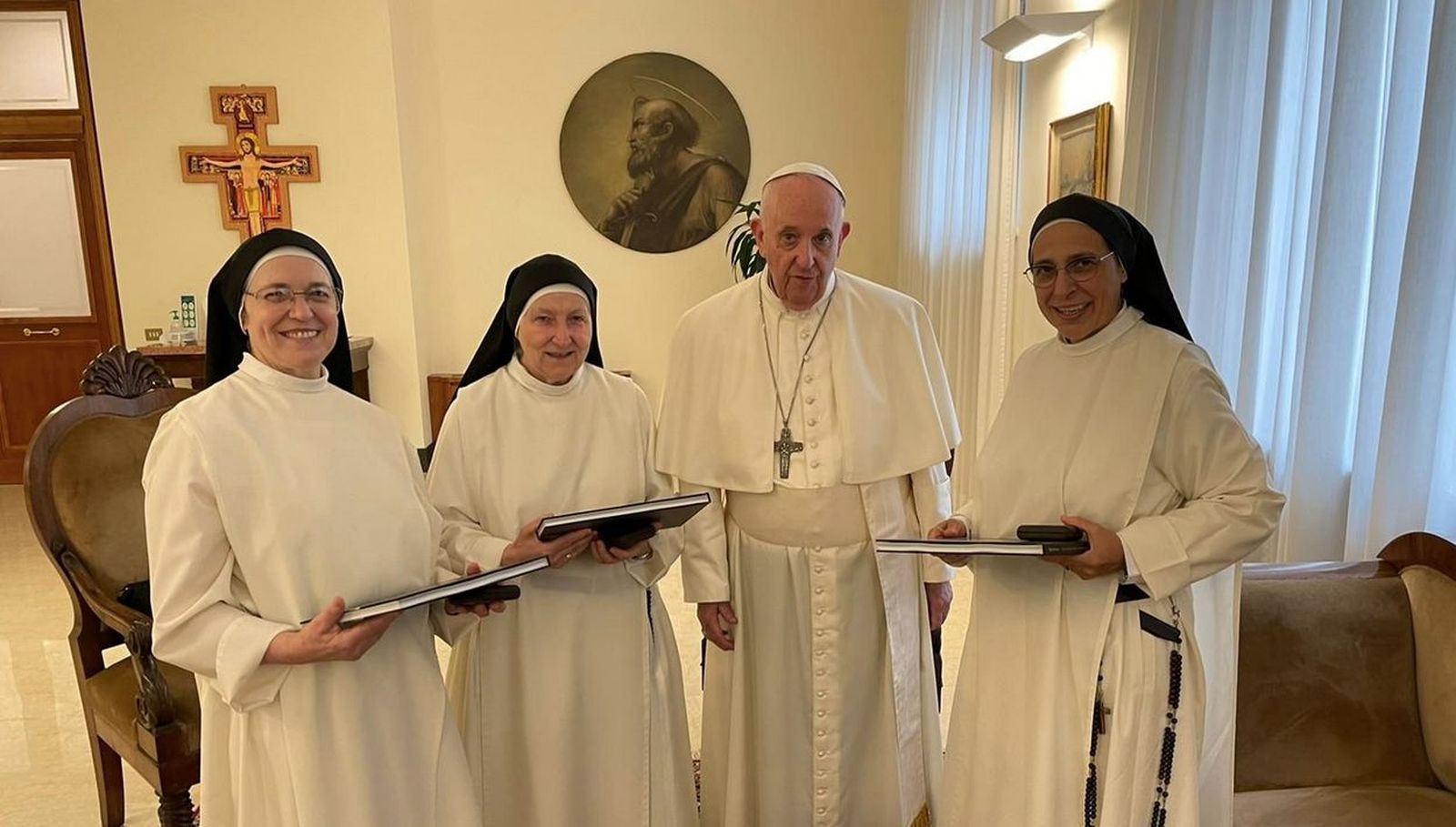 El Papa y monjas de la comunidad de sor Lucía