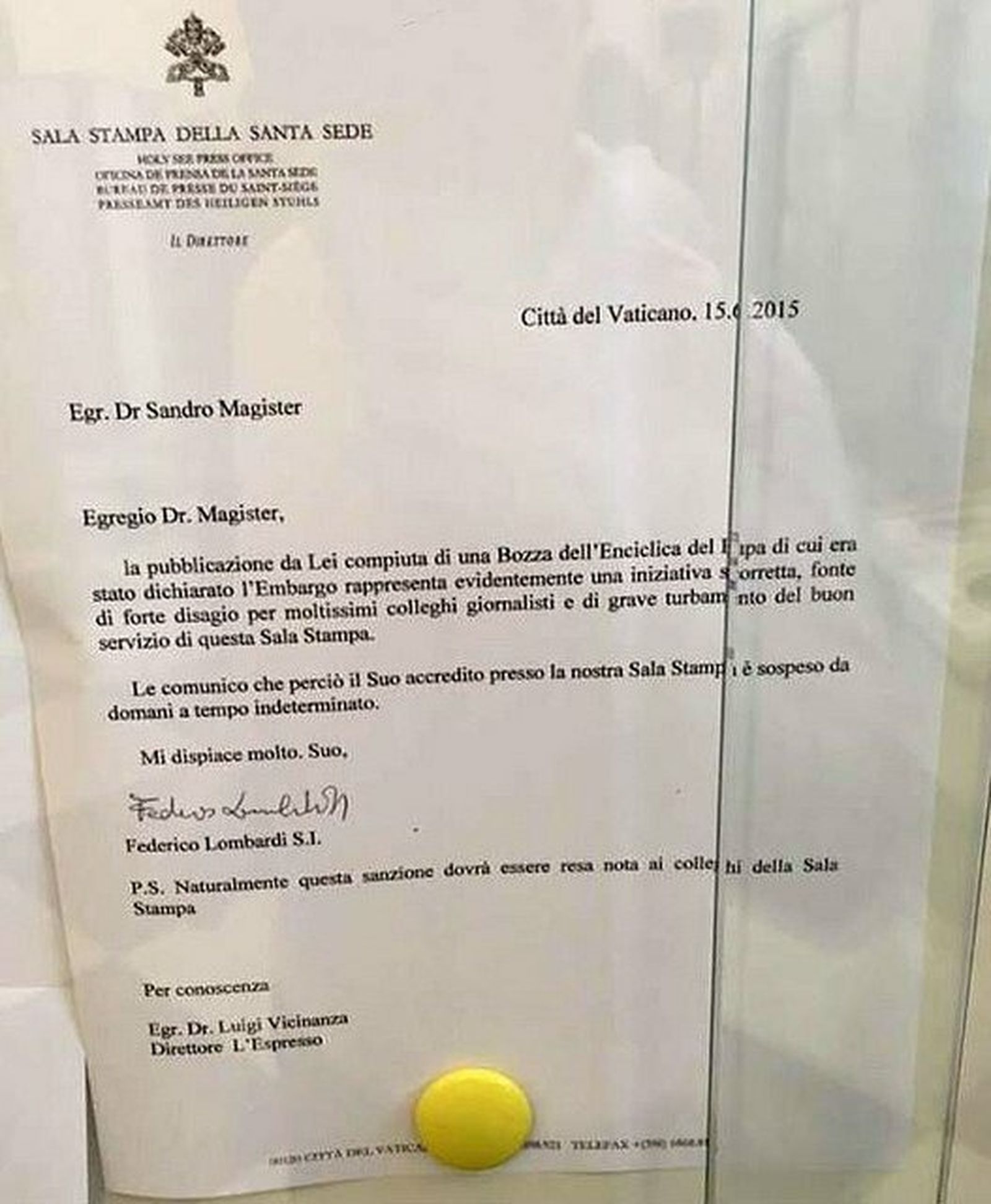 La sanción a Magister, colgada en la Sala Stampa