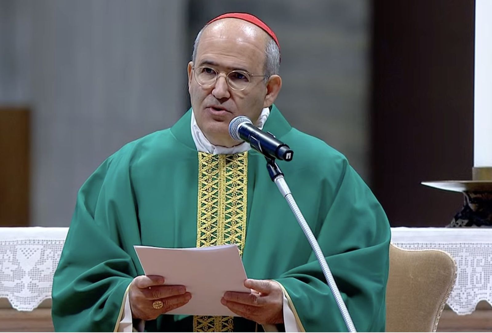 El cardenal Tolentino lee la homilía de Francisco