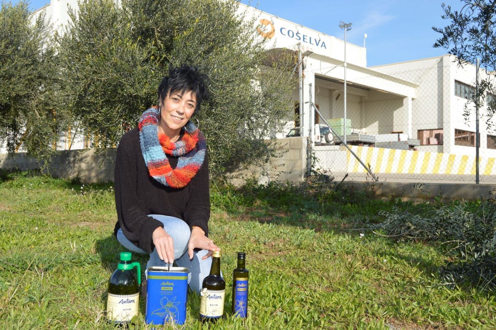 Núria Cochs en el exterior del edificio de esta cooperativa situada en la Selva del Camp