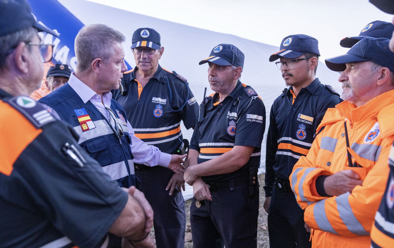 Emiliano García-Page, con los técnicos de Protección Civil