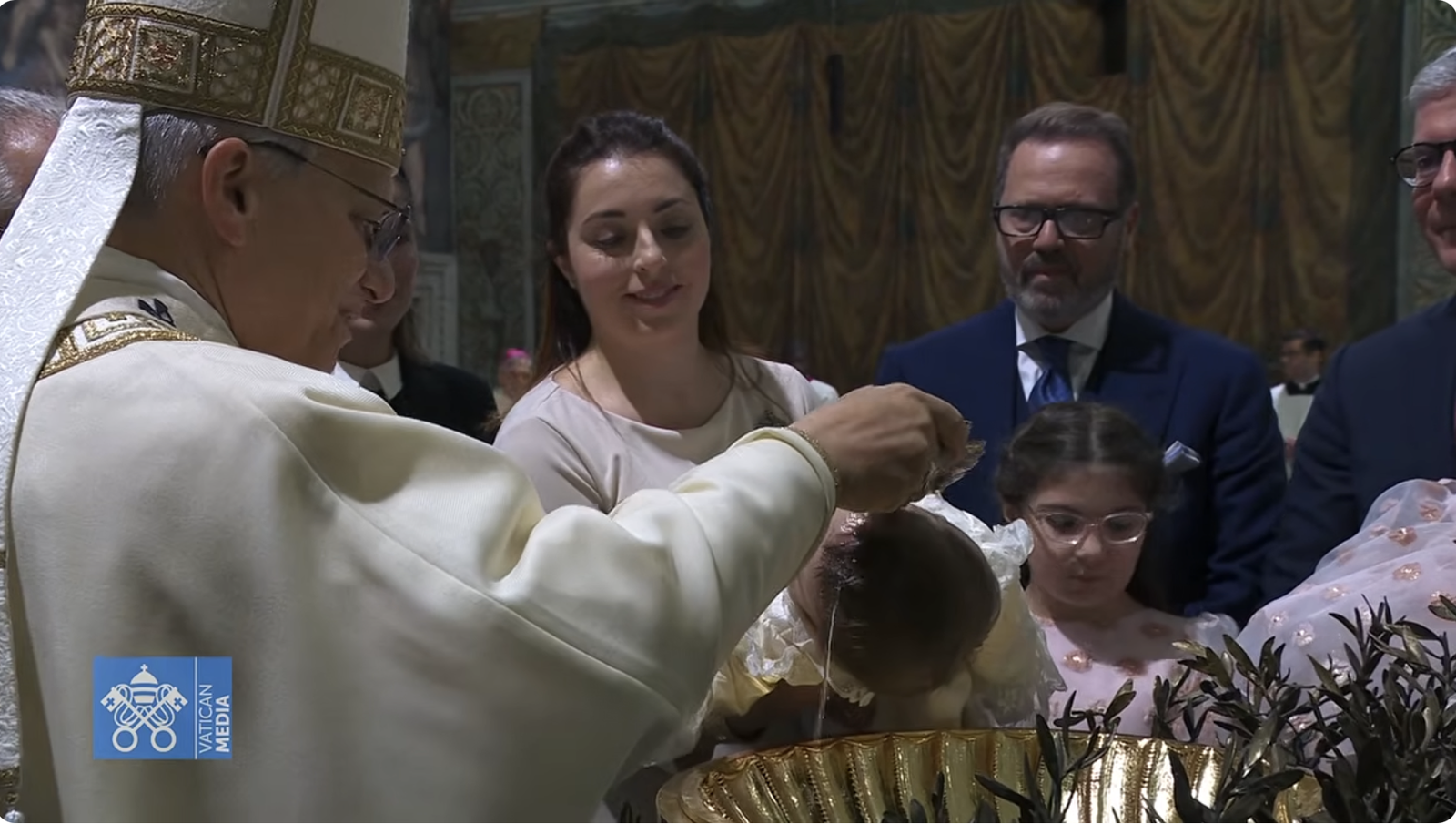 El Papa bautiza a una niña en la Capilla Sixtina