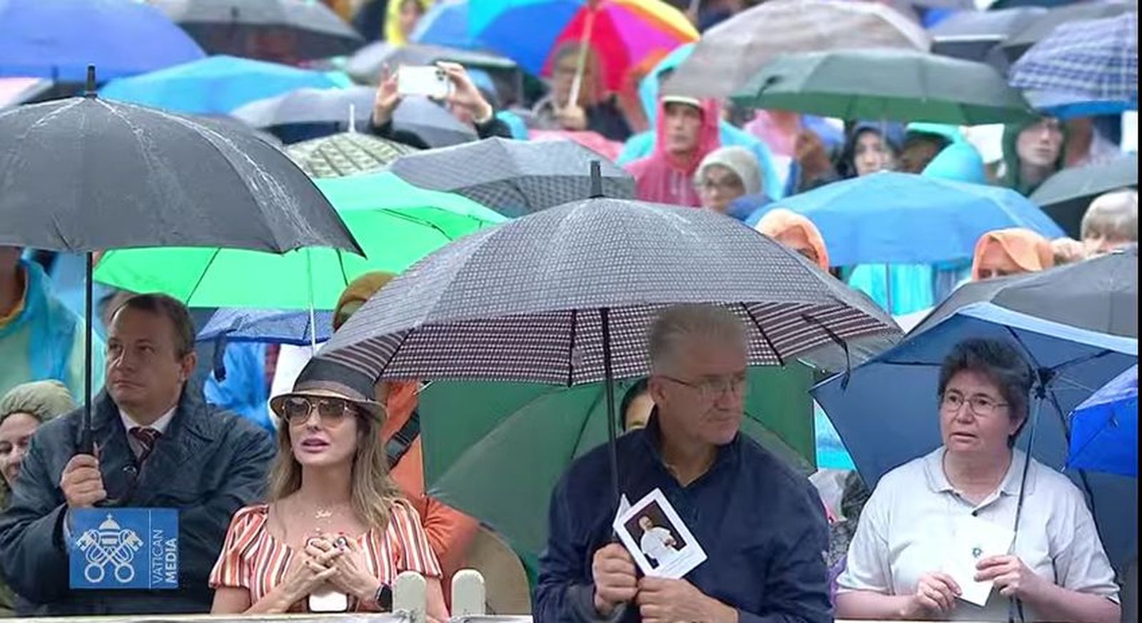 Fieles siguen, bajo la lluvia, la beatificación de Juan Pablo I