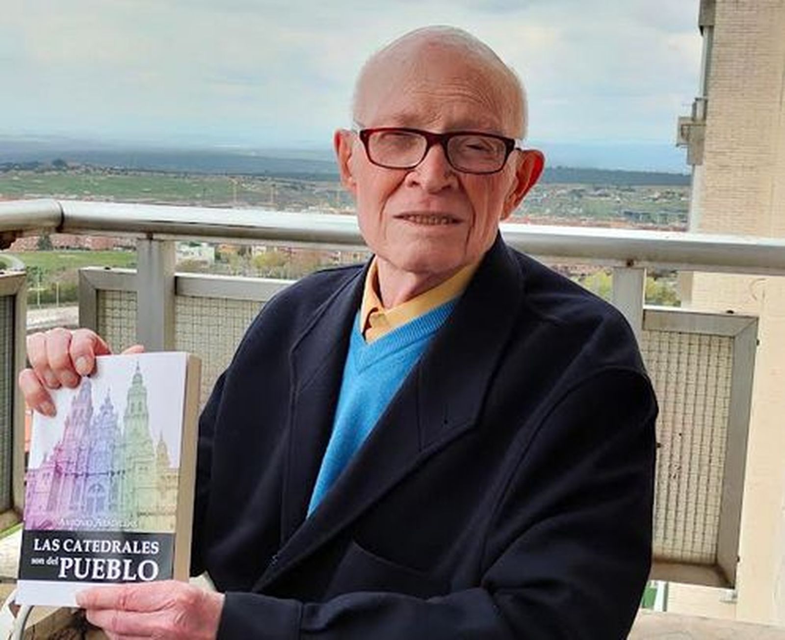 Antonio Aradillas, con su libro sobre las catedrales