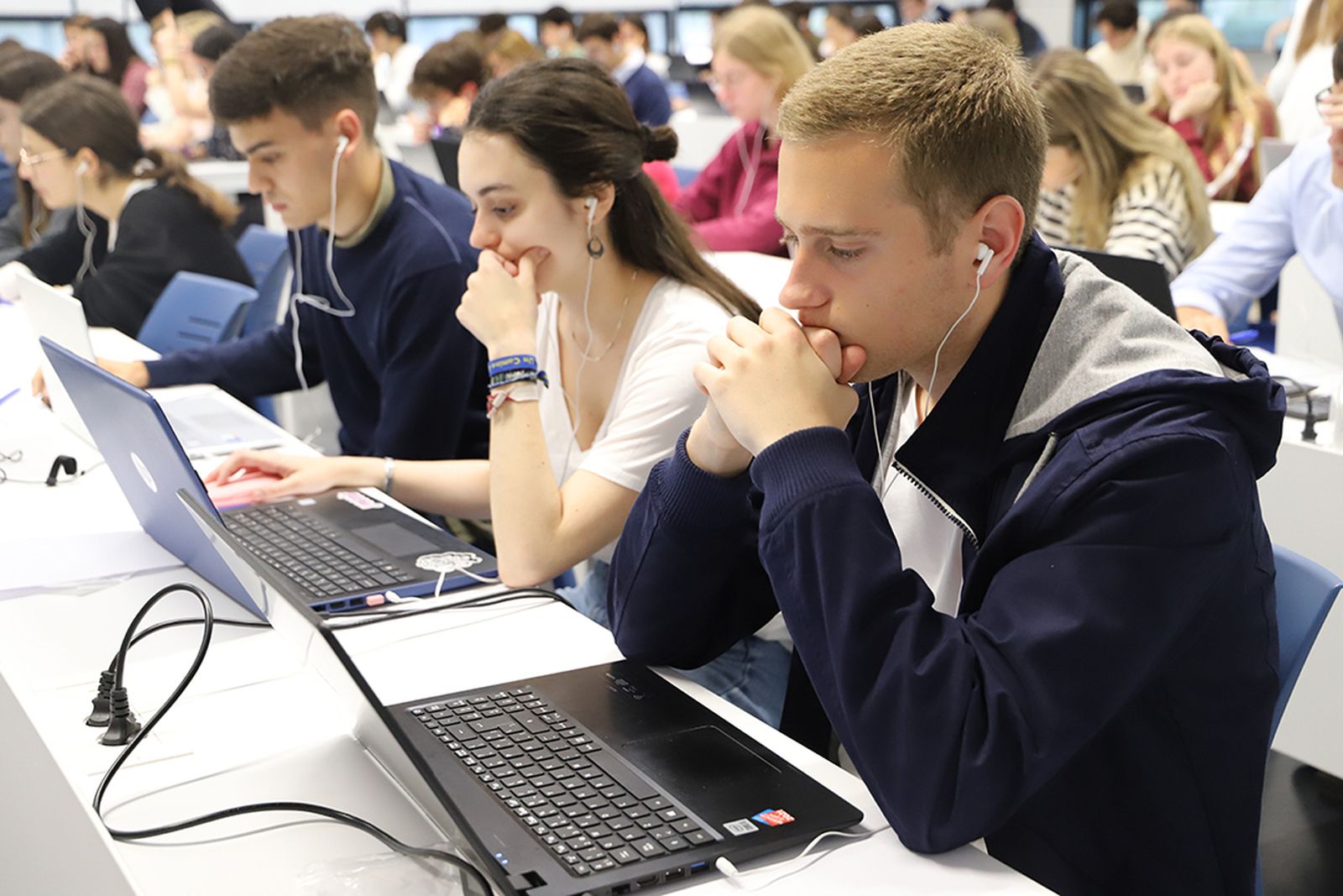 Candidatos concentrados haciendo pruebas de admisión en la Universidad Loyola