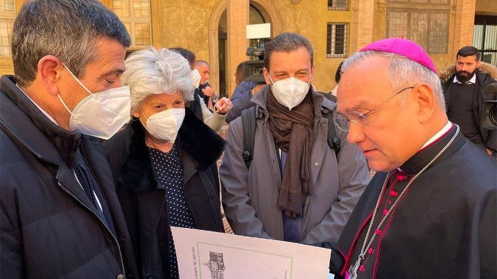 Maurizio Lupi entrega a Peña Parra el Llamamiento por la paz en Ucrania firmado por diputados y senadores