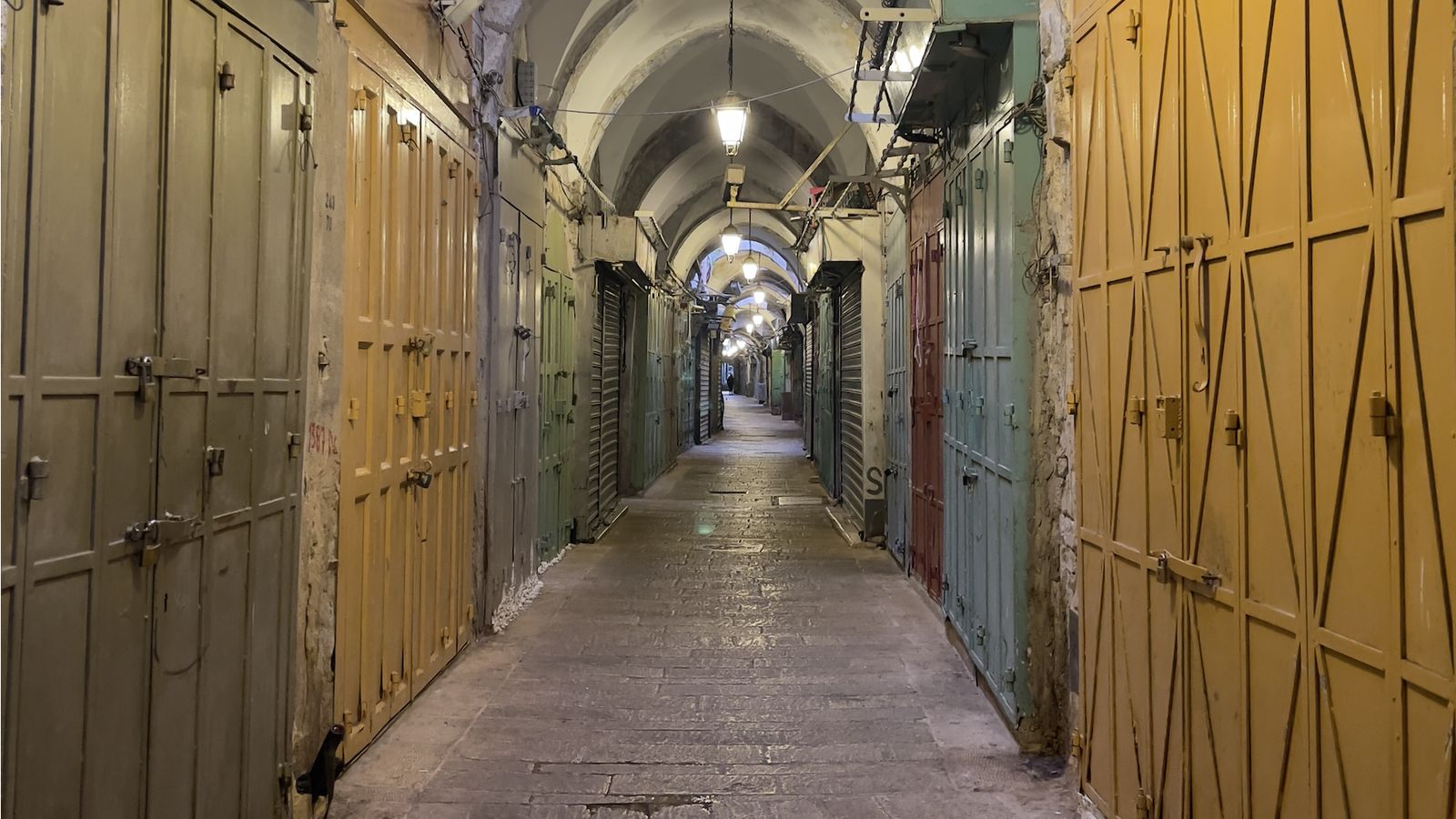 Tiendas cerradas y calles vacías en la ciudad vieja de Jerusalén