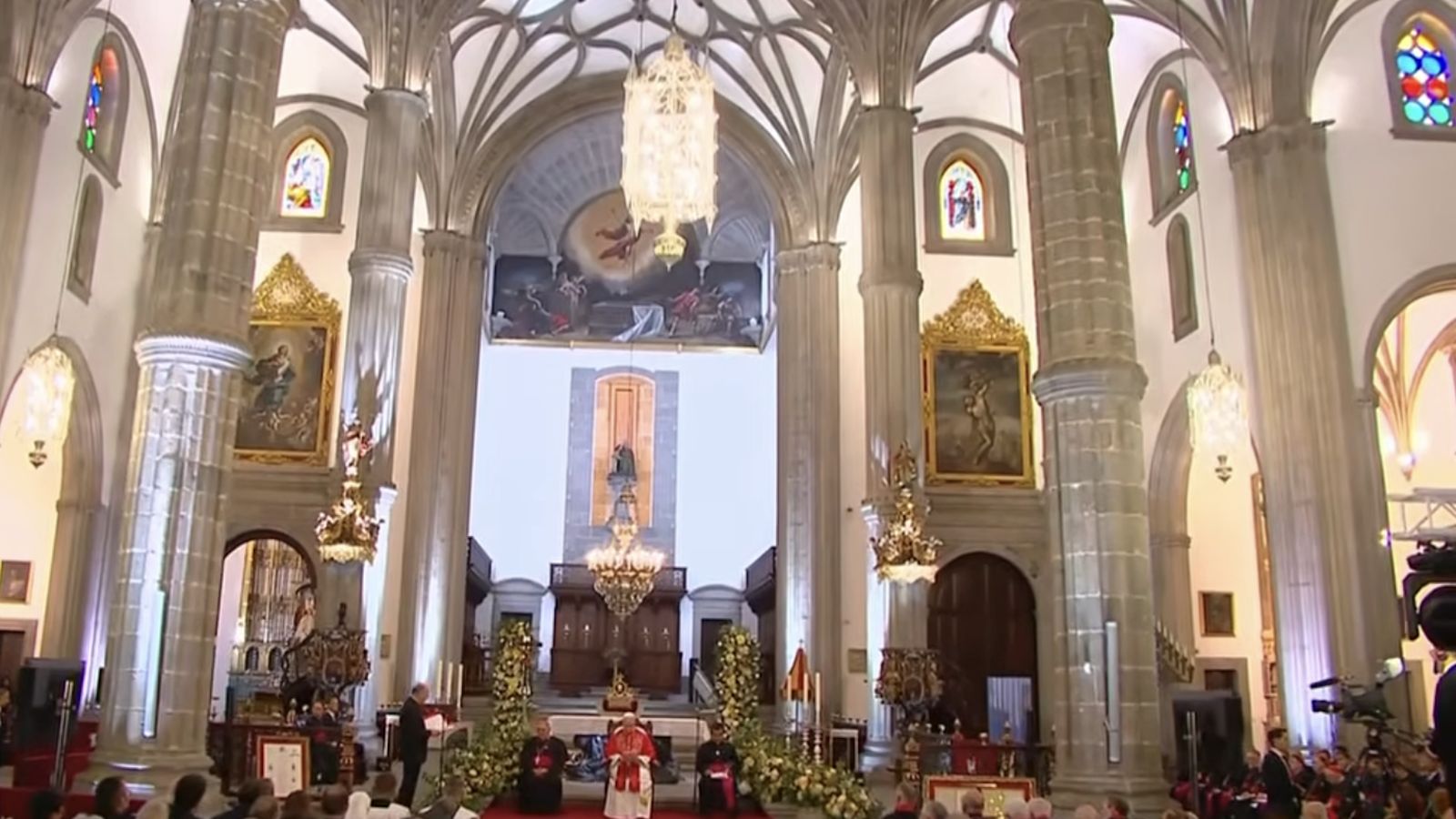 El Papa, con el obispo Mazuelos a su derecha, en la catedral de Santa Ana