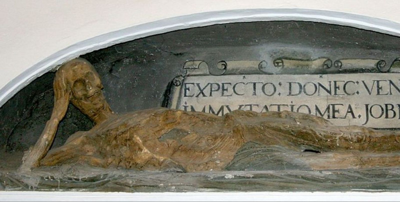 Representación de un esqueleto yacente en el Monasterio de San Juan de los Reyes, Toledo