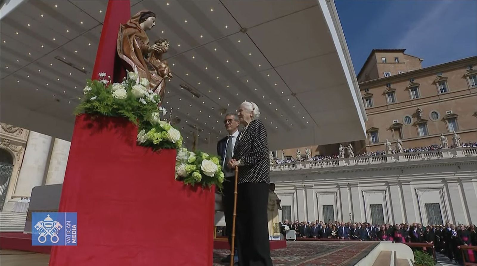 Familiares de los nuevos santos, Frassati y Acutis, ante sus reliquias
