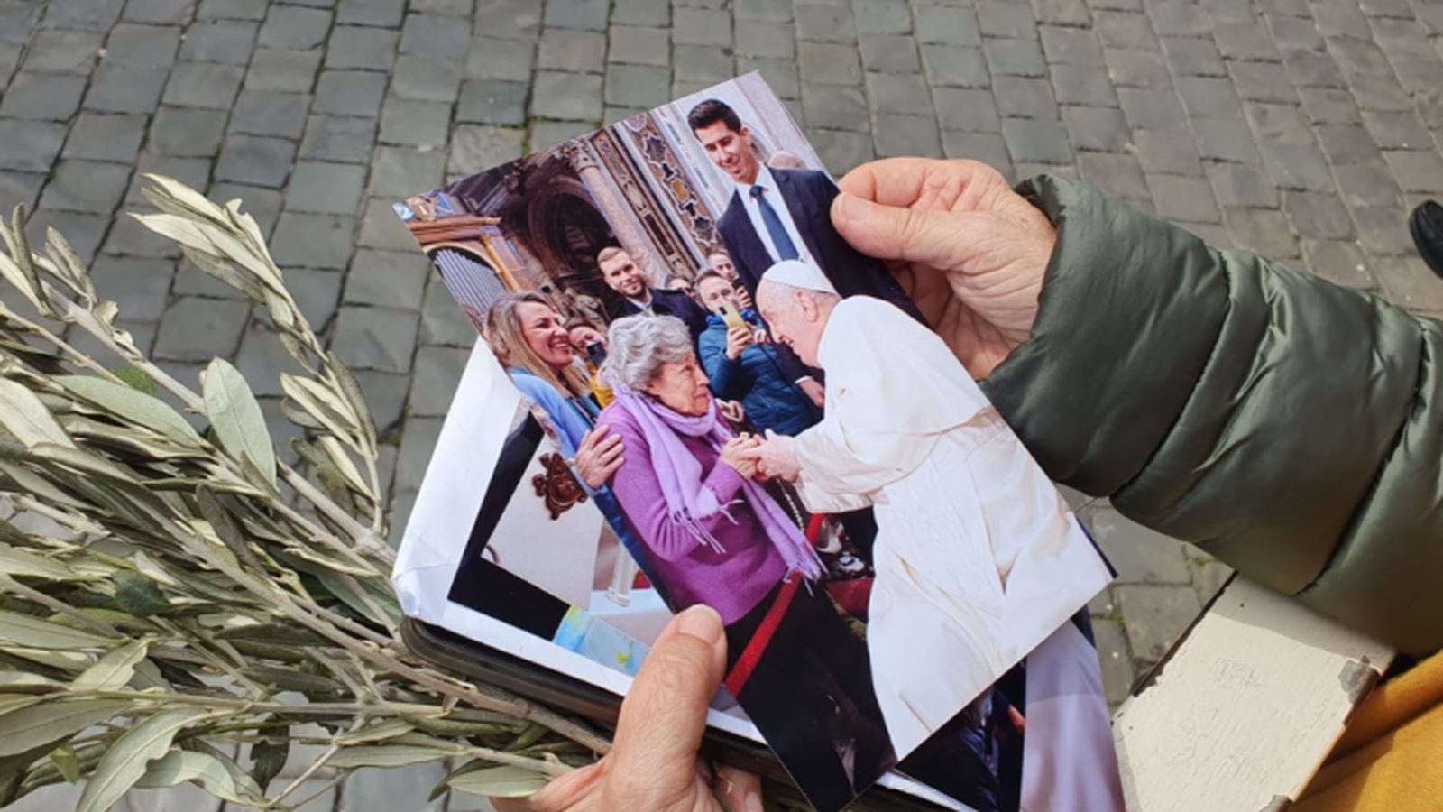 Durante la hospitalización de Francisco, Carmela Mancuso asistía a menudo a la misa de la capilla del Gemelli y llevaba flores como gesto de cercanía.