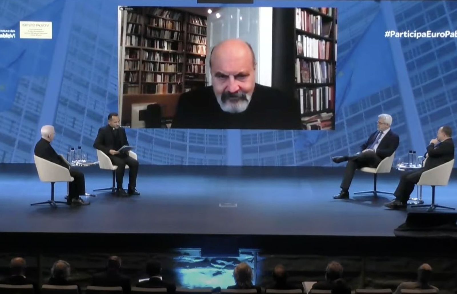 Tomas Halik, en la pantalla de televisión, durante la sesión vespertina de la jornada en la Fundación Pablo VI