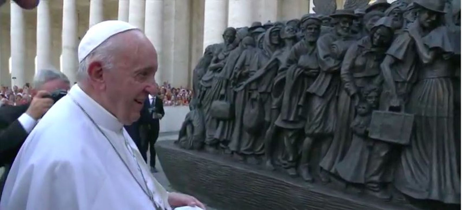 Francisco, frente a la "barca" de los migrantes