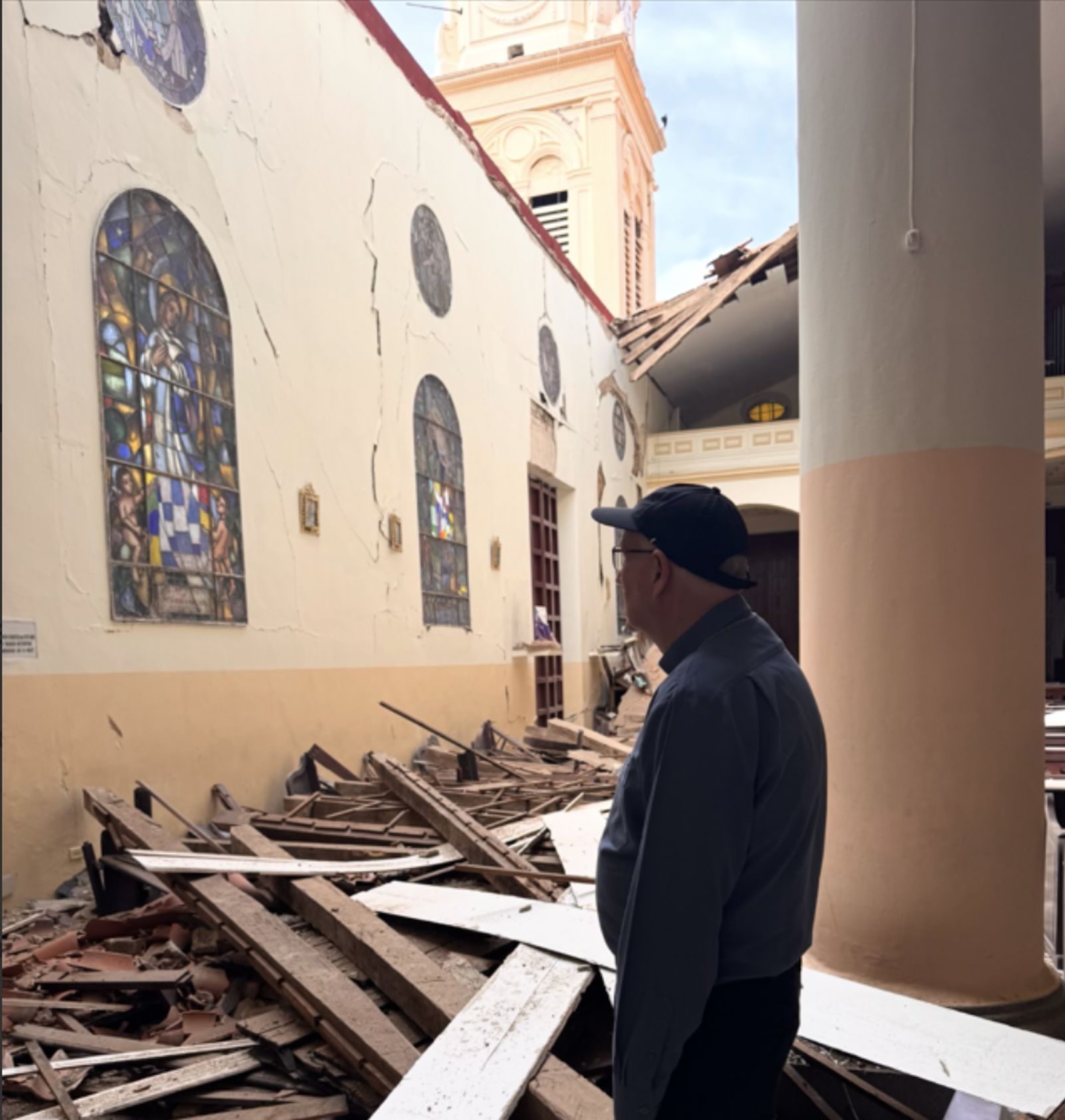 Raúl Biord en una iglesias tras los terremotos