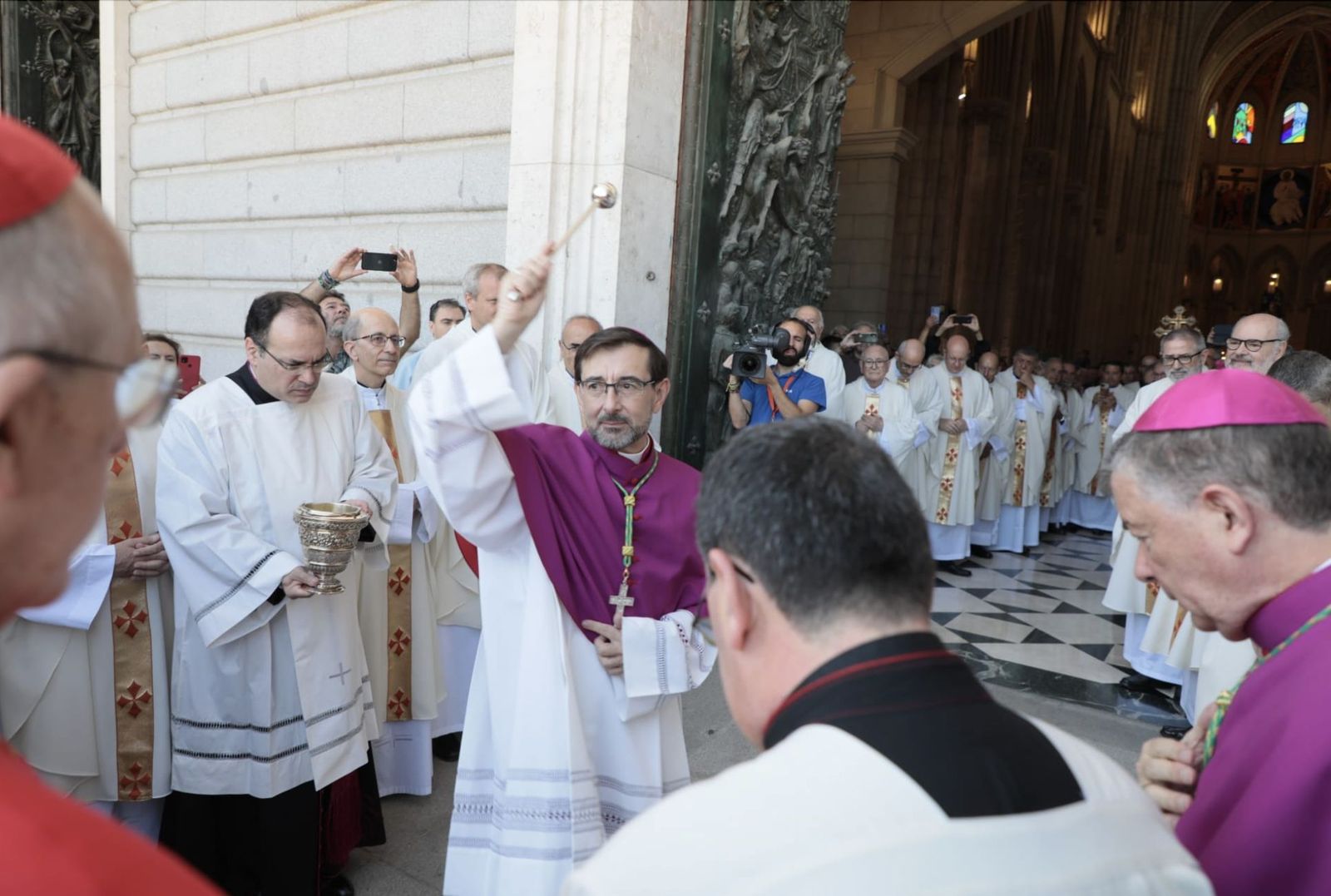 José Cobo, a la entrada a la catedral de la Almudena