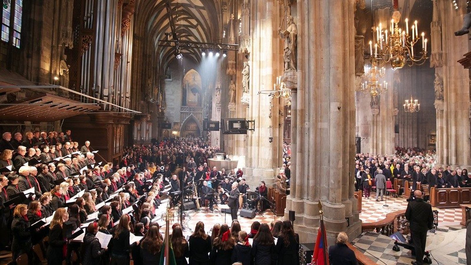 Unas 4.000 personas asistieron a la misa de acción de gracias del cardenal Schönborn
