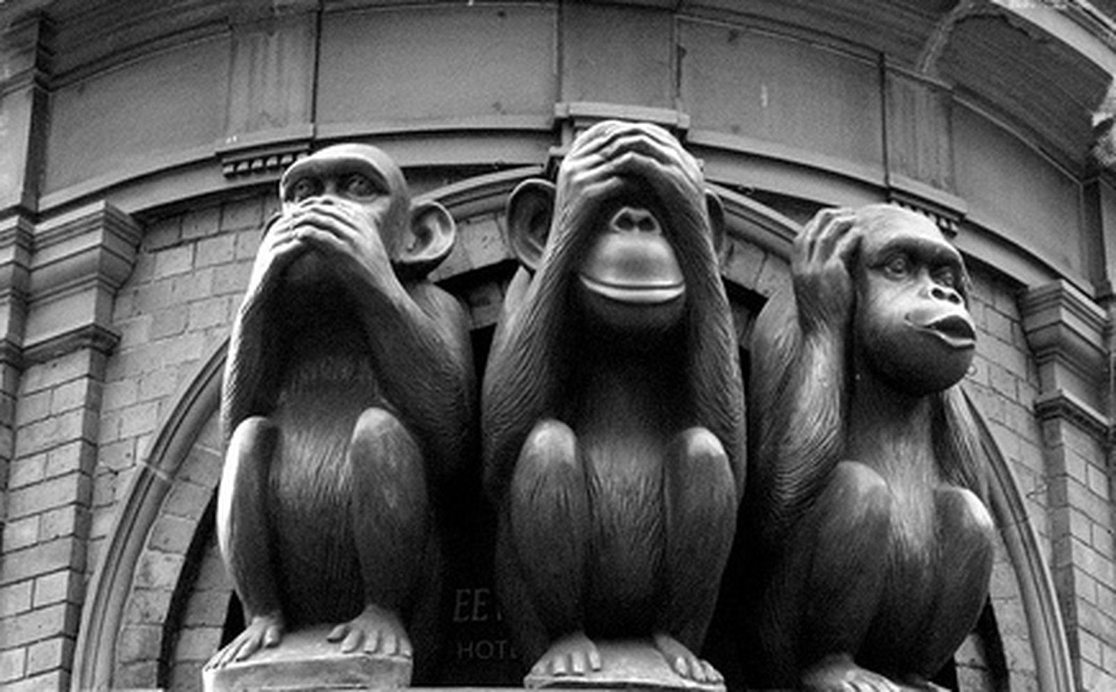 "Más le valiera colgarse una piedra de molino al cuello y arrojarse al mar"