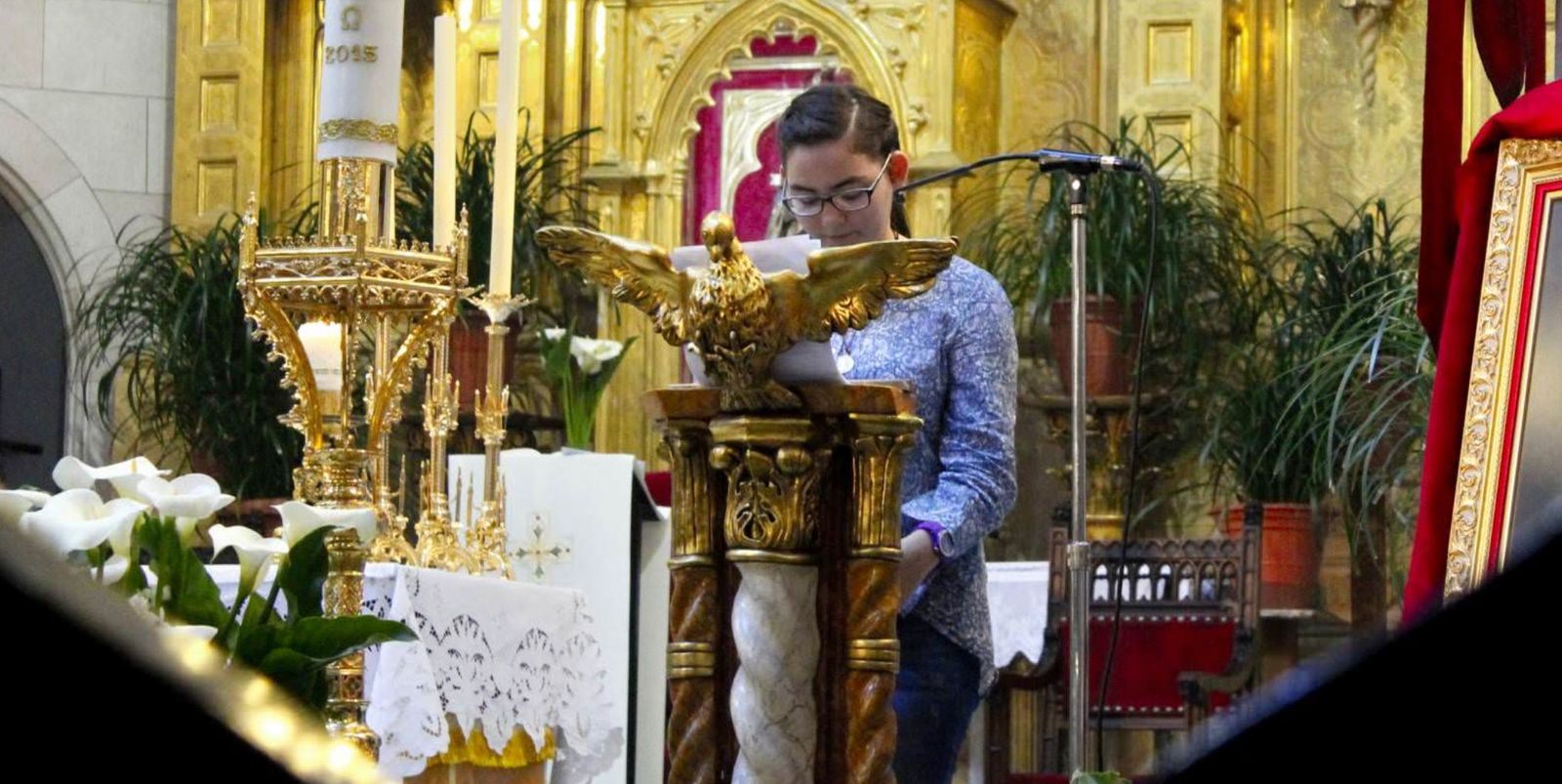 Una joven leyendo en el altar
