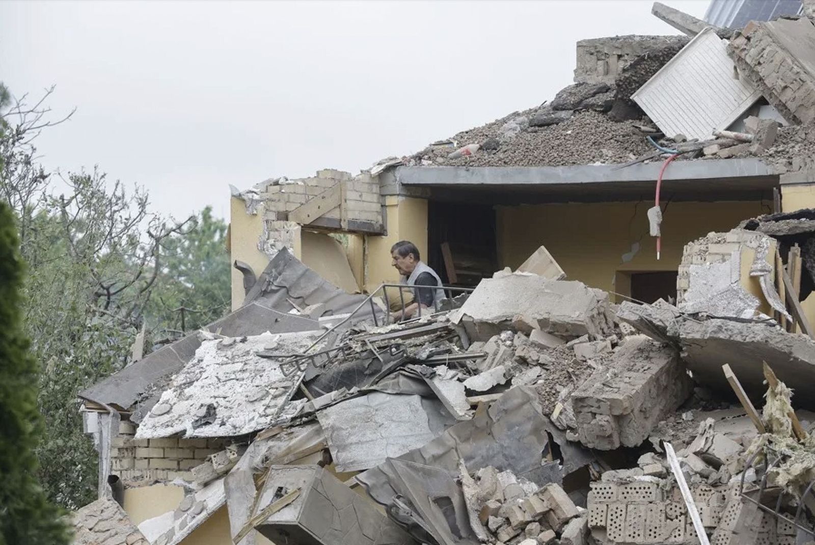 Un hombre despeja de escombros su casa, cerca de Kiev, tras bombardeos rusos