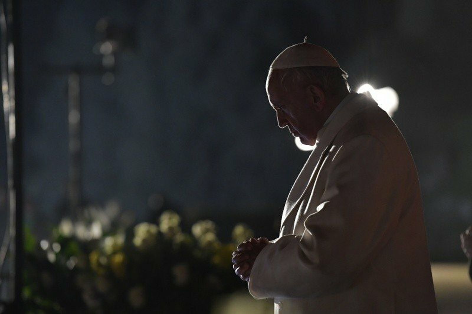 Francisco, en oración antes de comenzar el Via Crucis