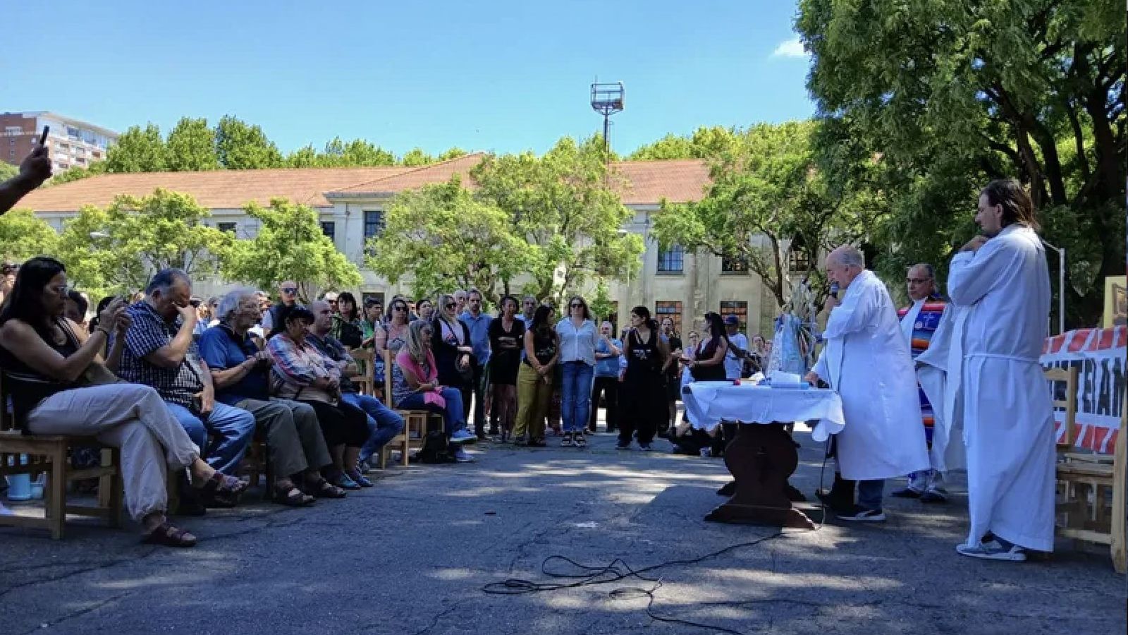 El patio de armas de lo que fuera la Escuela Mecánica de la Armada Argentina