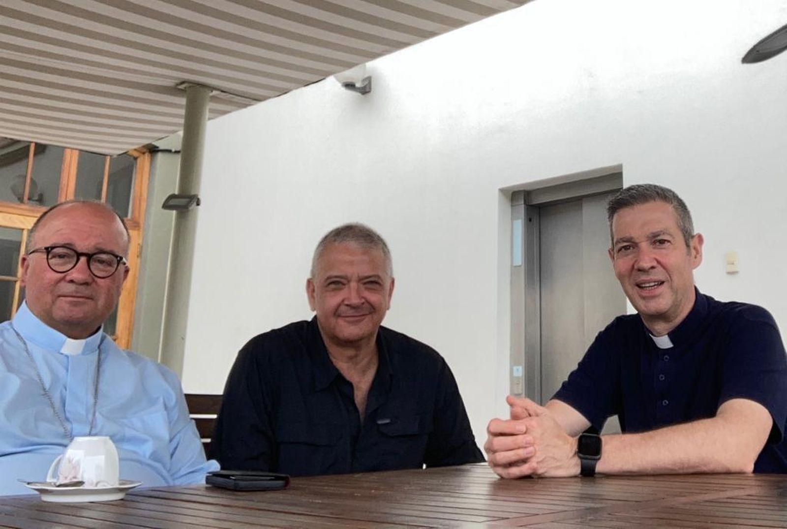 Pedro Salinas (en el centro), junto a Scicluna (izquierda) y Jordi Bertomeu (derecha)