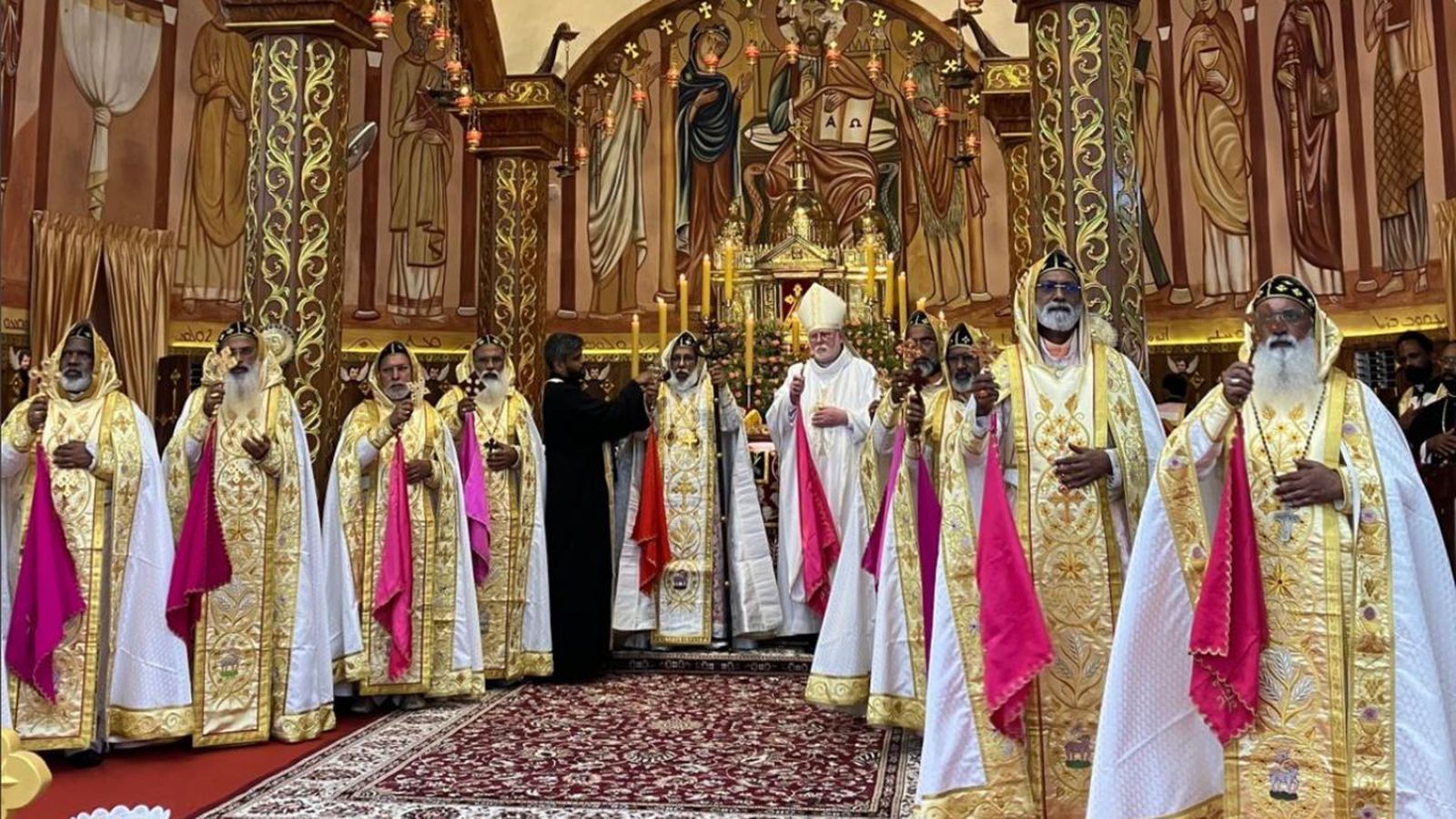 El arzobispo Gallagher durante la 'Holy Qurbana'. India.