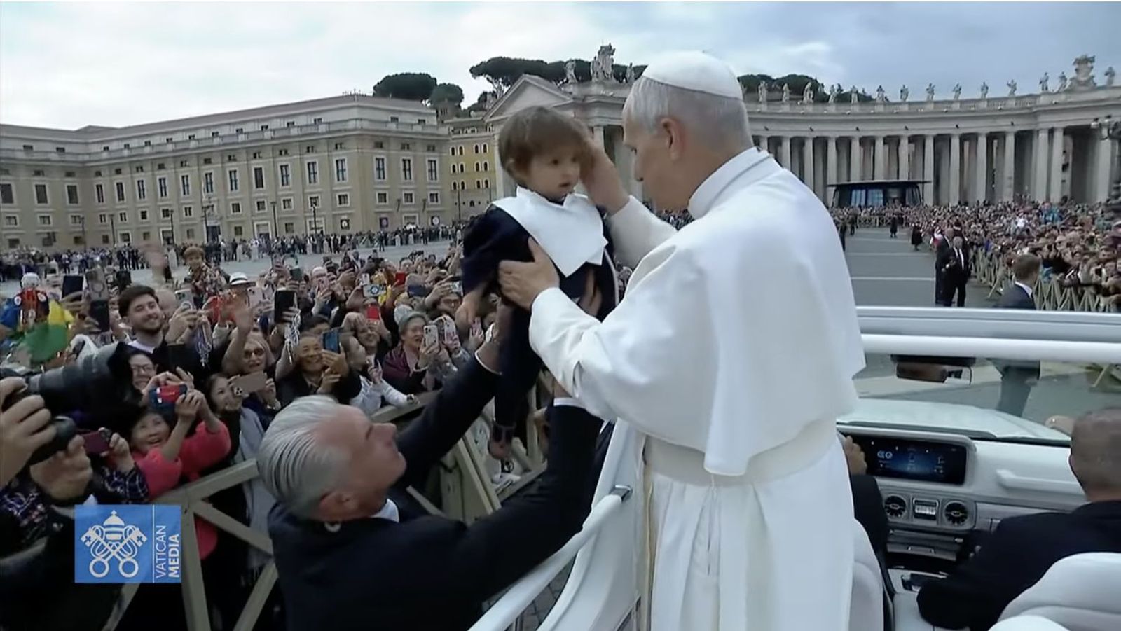 El Papa bendice a un niño en su recorrido por la plaza de san Pedro