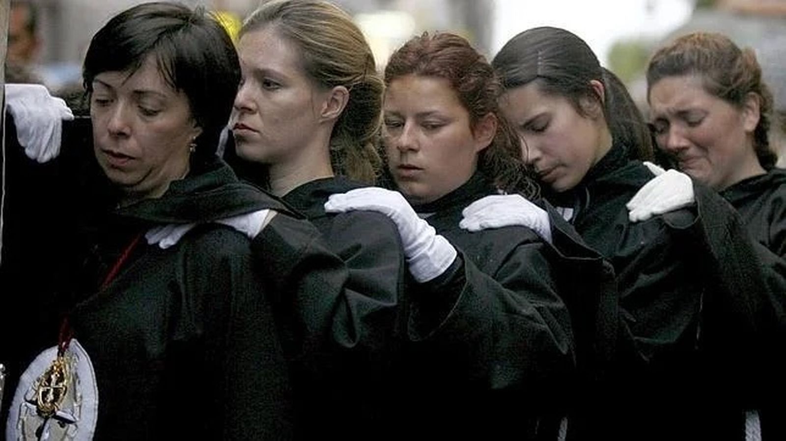 Las mujeres también "cargan" en Semana Santa