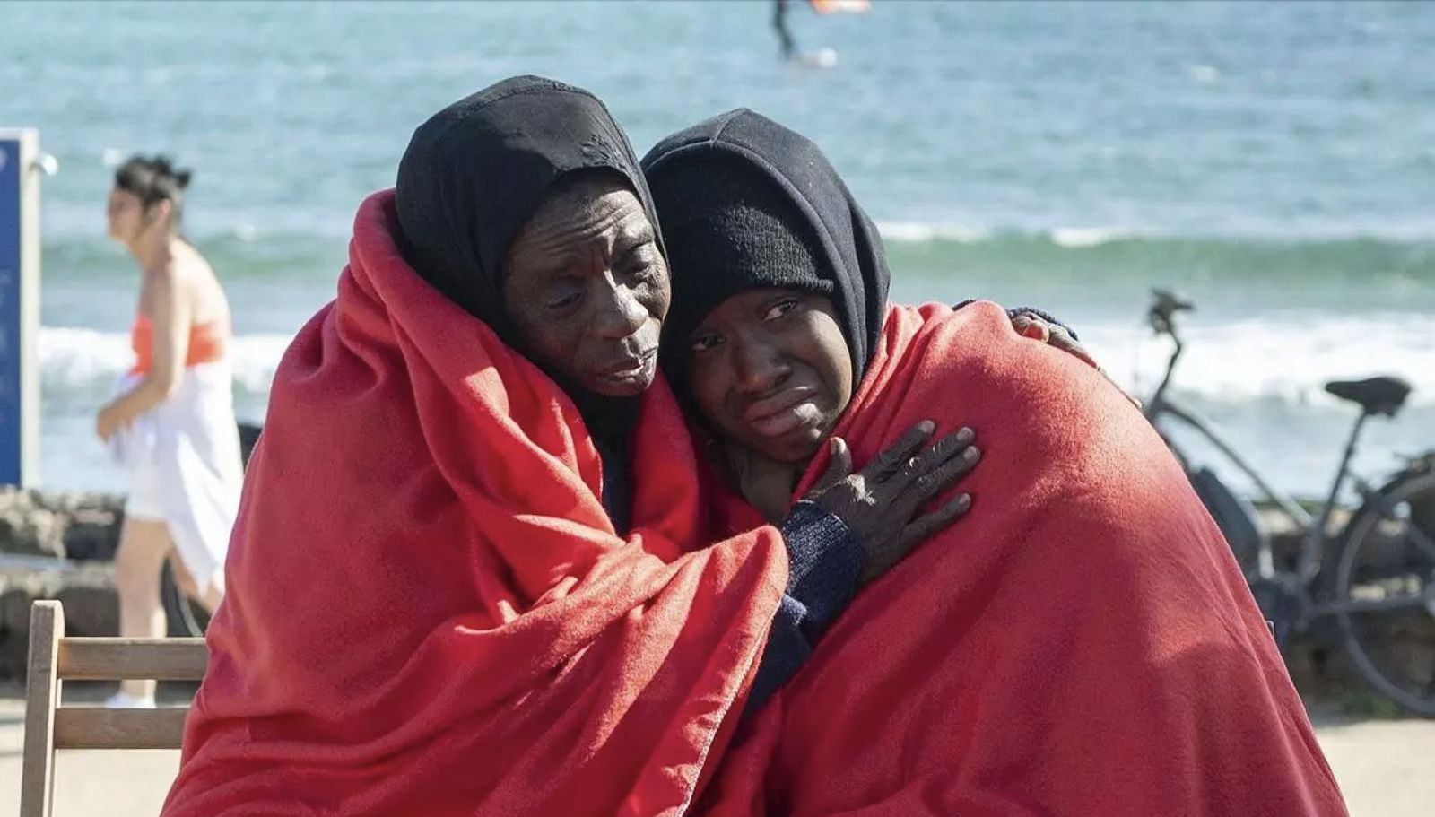 Dos migrantes tras su llegada a Canarias