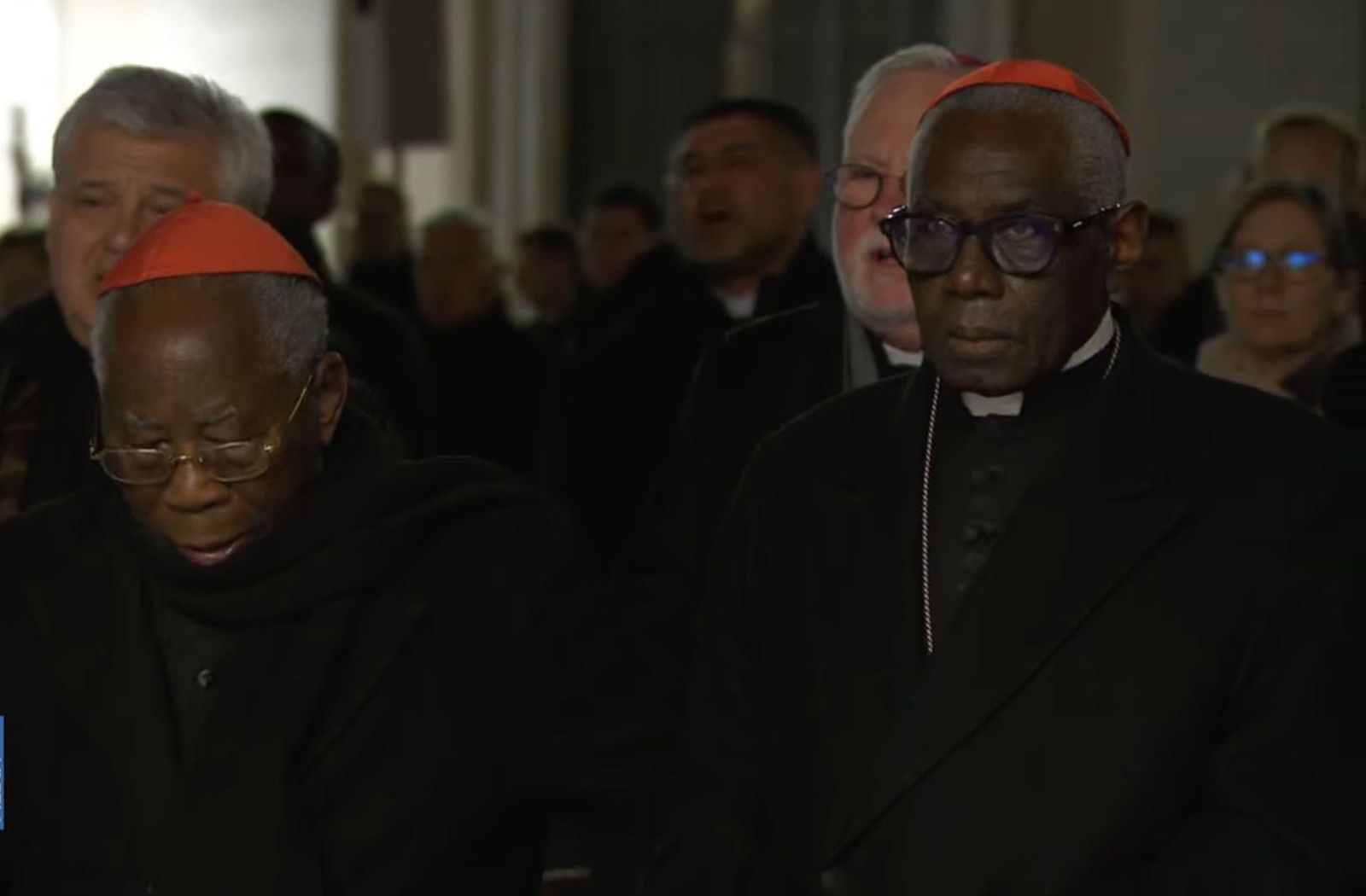 El cardenal Sarah, en el rezo del rosario por el papa Francisco