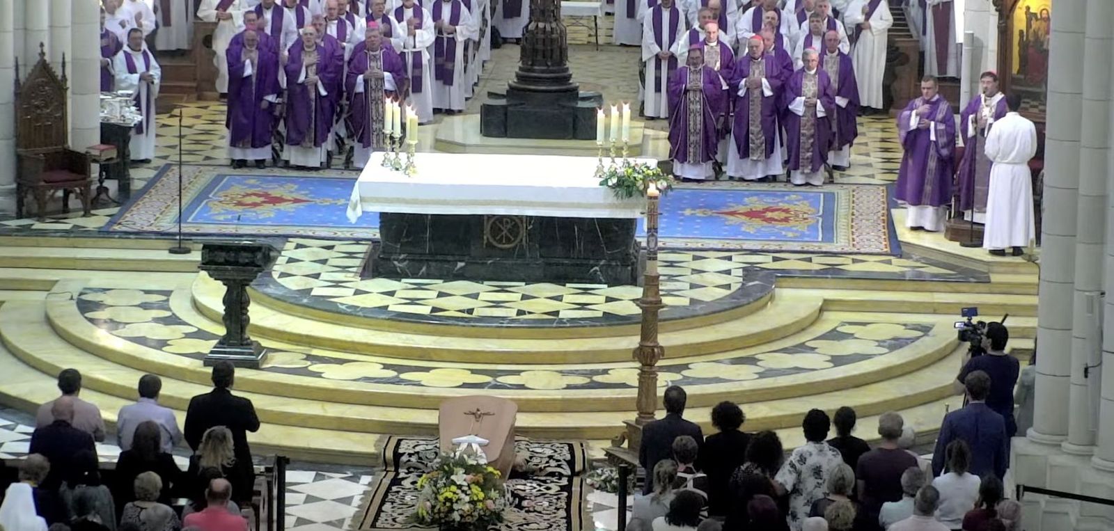 El féretro del obispo, junto al altar