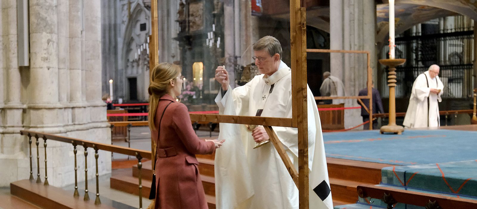 El cardenal Woelki, en la catedral de Colonia