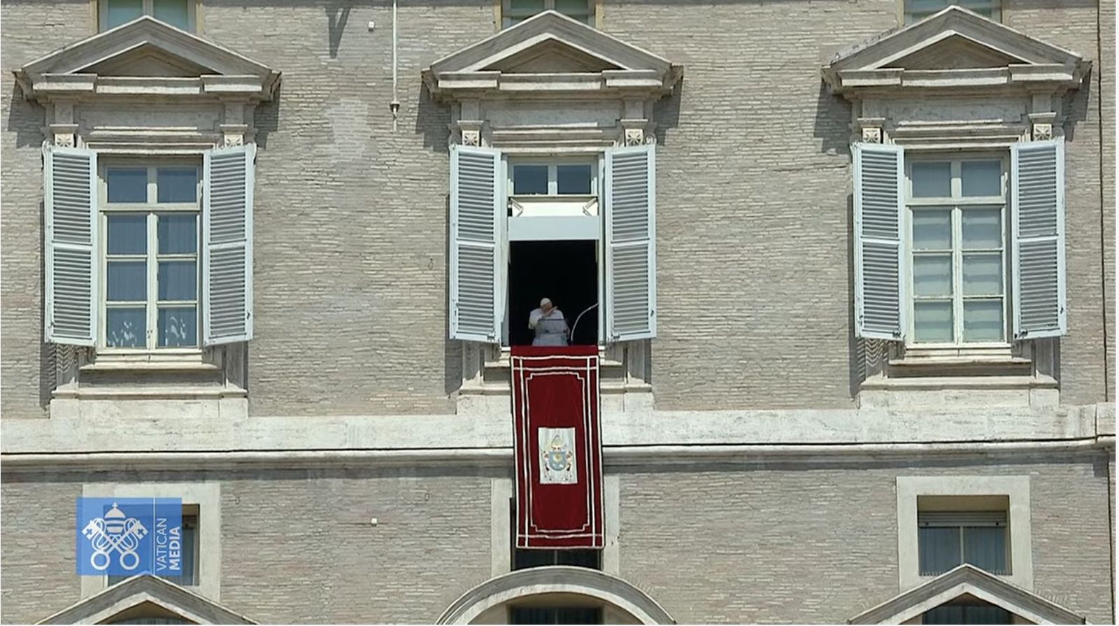 Francisco se asoma a la ventana del Palacio Aspostólico