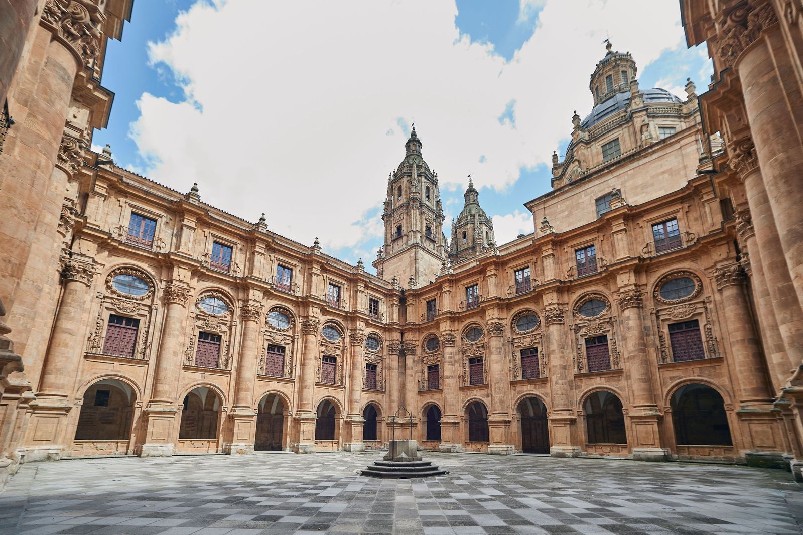 Patio barroco de la Universidad Pontifica de Salamanca
